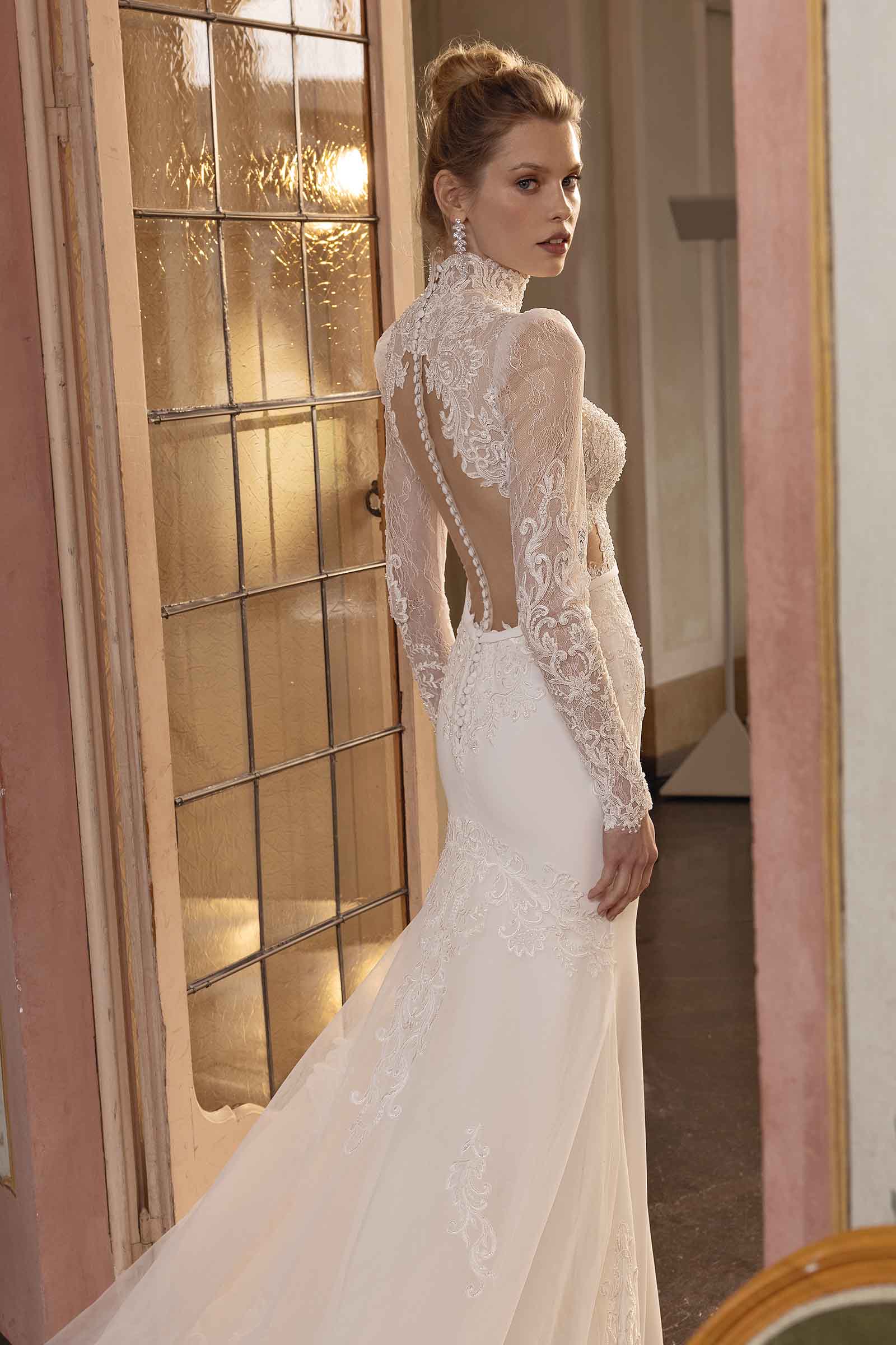 Modella con abito da sposa sartoriale.